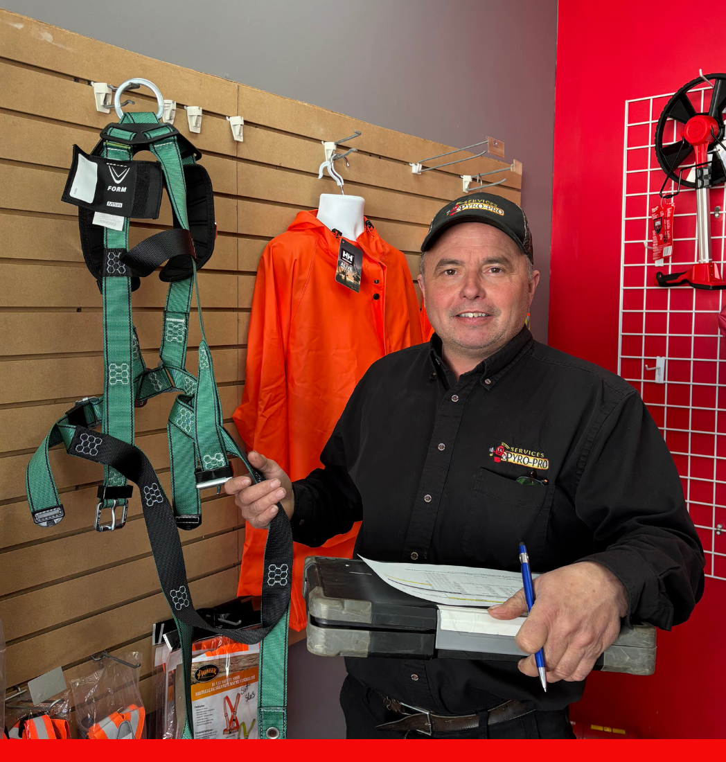 Francis Barrette, propriétaire de Services Pyro-Pro, en boutique avec un harnais de sécurité
