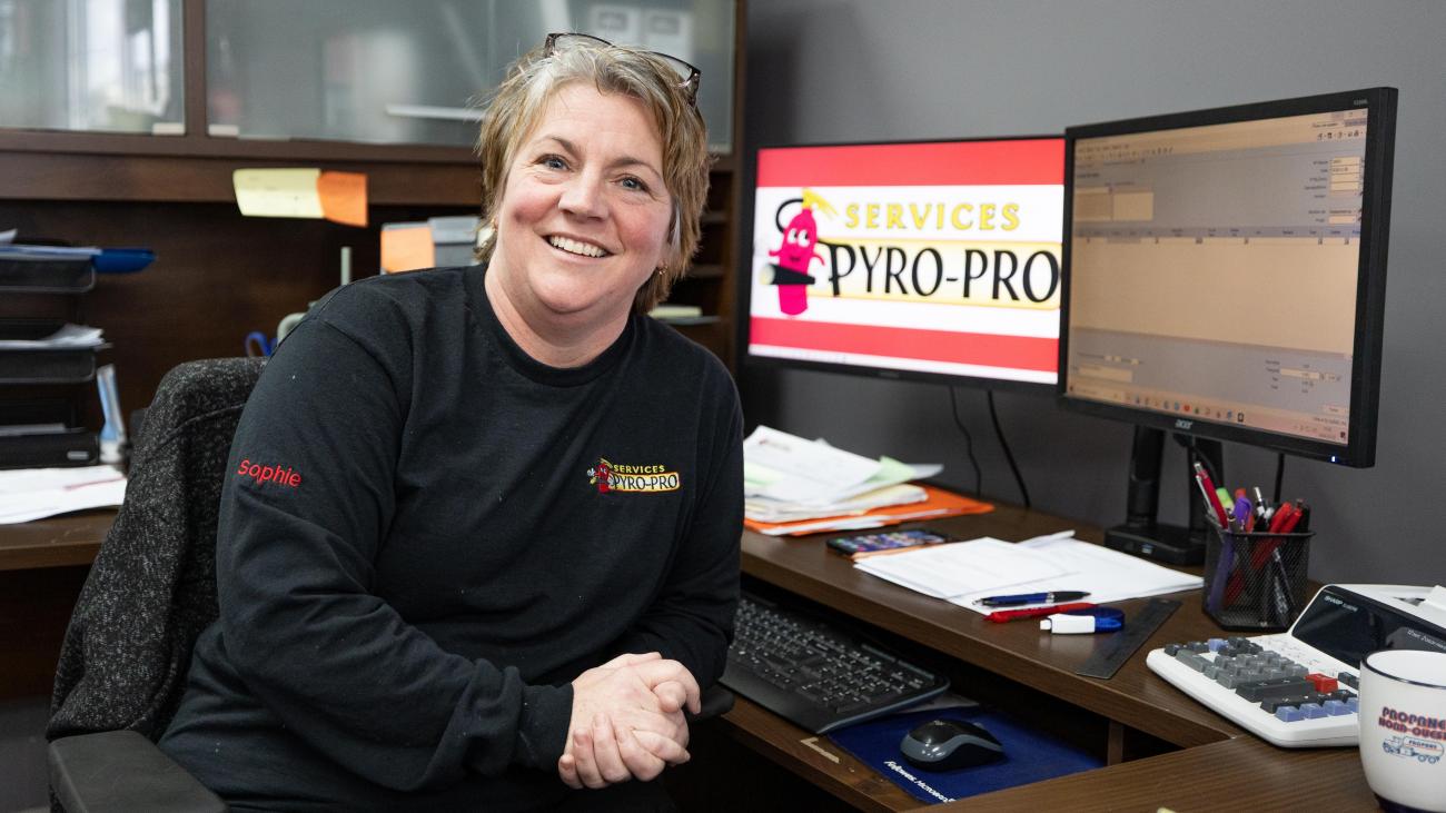 Sophie, responsable de la gestion administrative, à son bureau chez Services Pyro-Pro