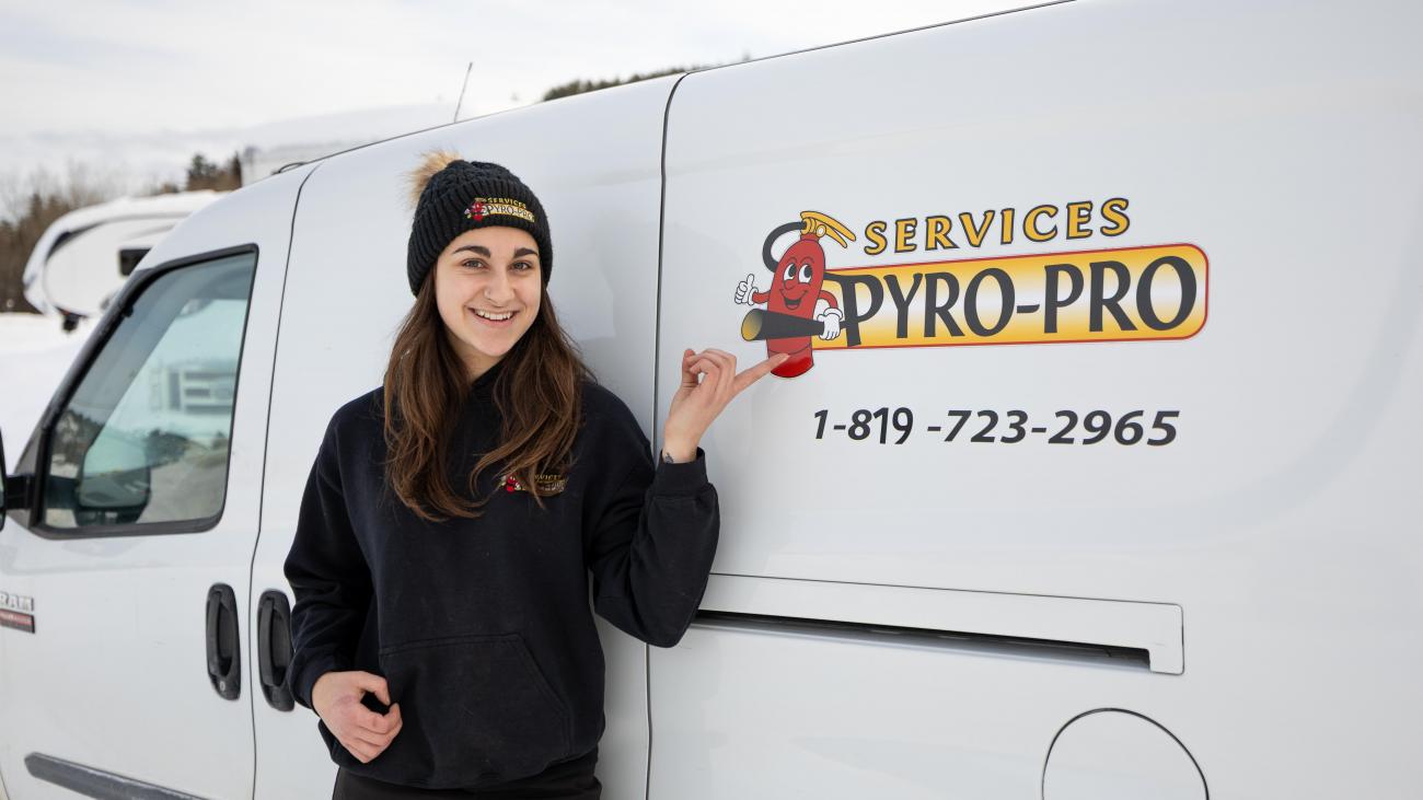 Jade, technicienne sur la route, devant un véhicule de service Pyro-Pro
